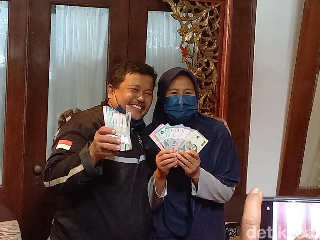 Senangnya Samin Uang Dimakan Rayap Bisa Ditukar: Untuk Daftar Haji! Senangnya Samin Uang Dimakan Rayap Bisa Ditukar: Untuk Daftar Haji!