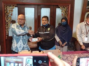 Total Uang Tabungan Haji Samin Dimakan Rayap Diganti BI: Rp 20,2 Juta Total Uang Tabungan Haji Samin Dimakan Rayap Diganti BI: Rp 20,2 Juta