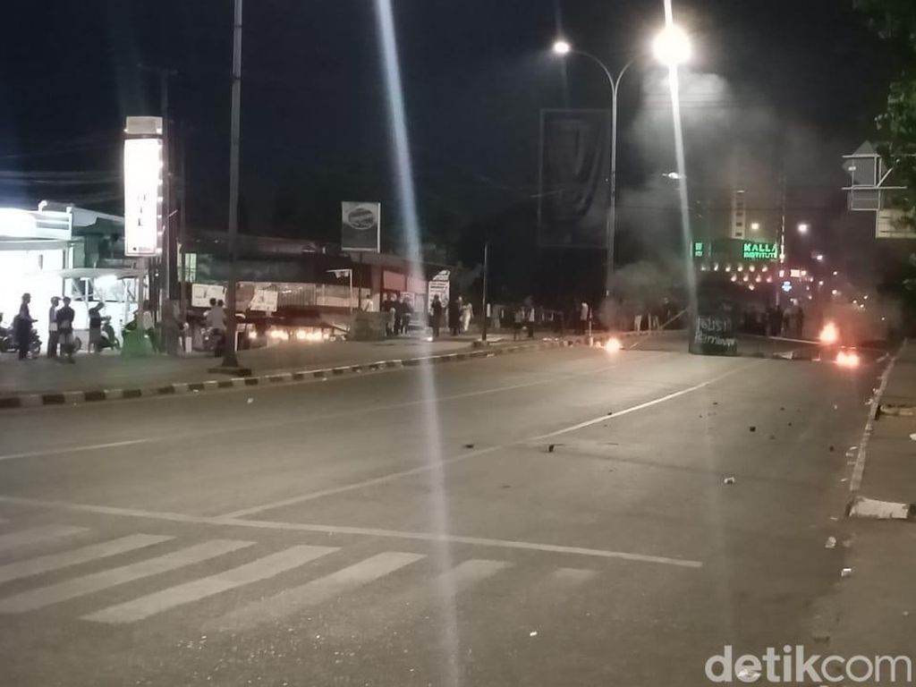 3 Jam Jalan Urip Sumoharjo Masih Ditutup Massa Demo BBM di Depan UMI