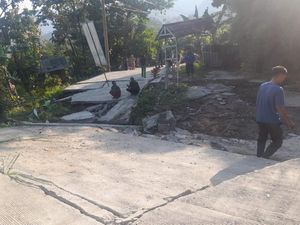 Warga 1 Kampung Mengungsi Gara-gara Tanah Bergeser di Bogor Warga 1 Kampung Mengungsi Gara-gara Tanah Bergeser di Bogor