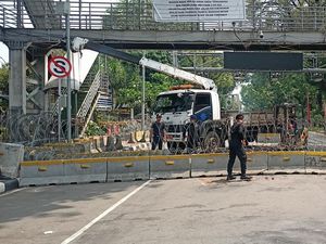 Jelang Demo BBM, Lalin Patung Kuda ke Istana Ditutup Kawat Berduri-Beton