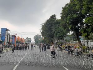 Mahasiswa Demo BBM, Lalin ke Istana Bogor Ditutup Kawat Berduri