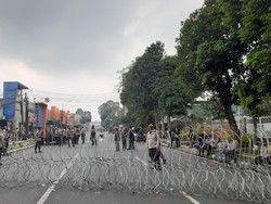 Mahasiswa Demo BBM, Lalin ke Istana Bogor Ditutup Kawat Berduri
