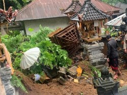 5 Pelinggih Hancur Tertimbun Longsor di Karangasem