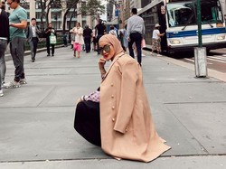 Gaya Olla Ramlan Pose di Jalanan Amerika, Tas Rp 812 Juta Bikin Salfok