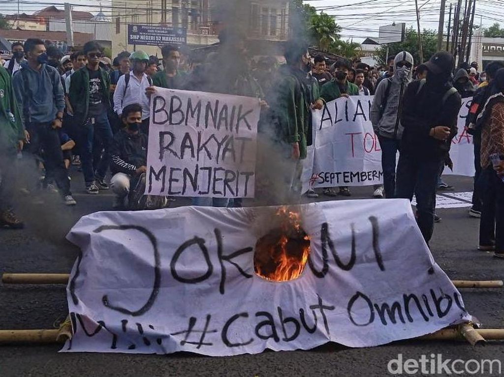 Mahasiswa Makassar Demo Tolak Harga BBM Naik Bakar Keranda Mayat Jokowi