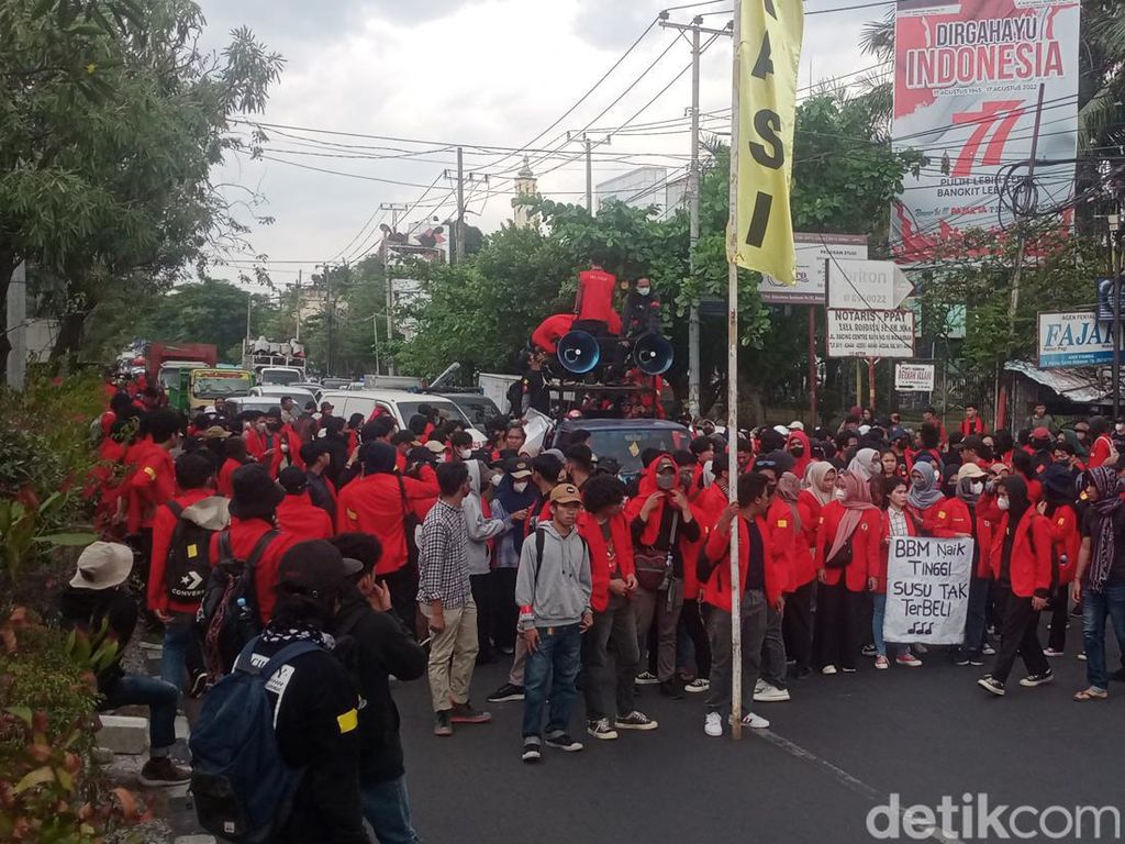 Mahasiswa Unhas Long March ke Flyover Makassar Demo Tolak Harga BBM Naik
