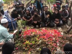 Keluarga dan Rekan Seniman Antar Cak Sapari ke Peristirahatan Terakhir