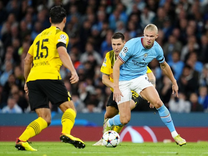 MANCHESTER, ENGLAND - SEPTEMBER 14: Erling Haaland of Manchester City is challenged by Niklas Sule of Borussia Dortmund during the UEFA Champions League group G match between Manchester City and Borussia Dortmund at Etihad Stadium on September 14, 2022 in Manchester, England. (Photo by Matt McNulty - Manchester City/Manchester City FC via Getty Images)