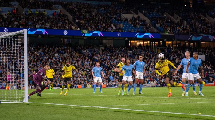 MANCHESTER, ENGLAND - SEPTEMBER 14: Jude Bellingham of Borussia Dortmund scores the opening goal during the UEFA Champions League group G match between Manchester City and Borussia Dortmund at Etihad Stadium on September 14, 2022 in Manchester, United Kingdom. (Photo by Sebastian Frej/MB Media/Getty Images)