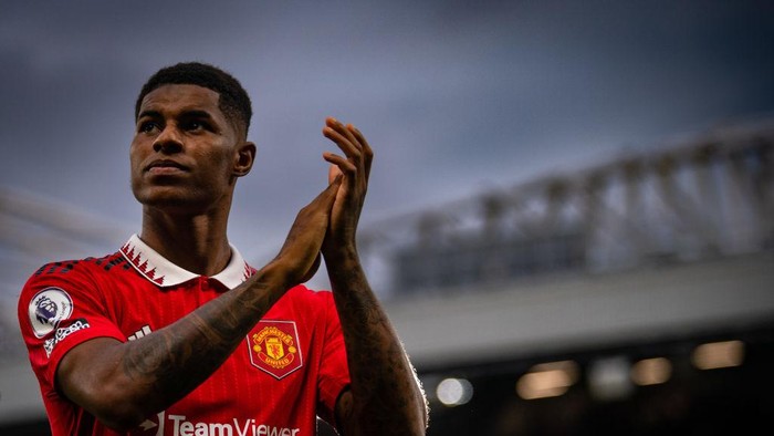 MANCHESTER, ENGLAND - SEPTEMBER 04:   Marcus Rashford of Manchester United applauds the fans at the end of the Premier League match between Manchester United and Arsenal FC at Old Trafford on September 4, 2022 in Manchester, United Kingdom. (Photo by Ash Donelon/Manchester United via Getty Images)