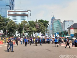 Massa Mahasiswa Tolak Harga BBM Naik Berdatangan di Area Patung Kuda