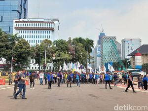 Massa Mahasiswa Tolak Harga BBM Naik Berdatangan di Area Patung Kuda Massa Mahasiswa Tolak Harga BBM Naik Berdatangan di Area Patung Kuda