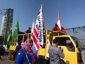 Demo BBM, Massa Buruh Konvoi di Jl Raya Bogor ke Balai Kota Depok