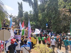 Buruh Demo Harga BBM Pindah ke DPRD Depok, Minta UMK Naik 15%