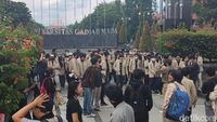 Massa Mahasiswa Demo Kenaikan BBM di Bundaran UGM