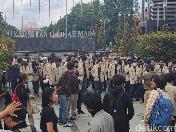 Massa Mahasiswa Demo Kenaikan BBM di Bundaran UGM