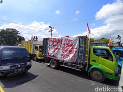 Massa Sopir Truk Demo BBM Berkumpul di Taman Bambu Runcing Muntilan