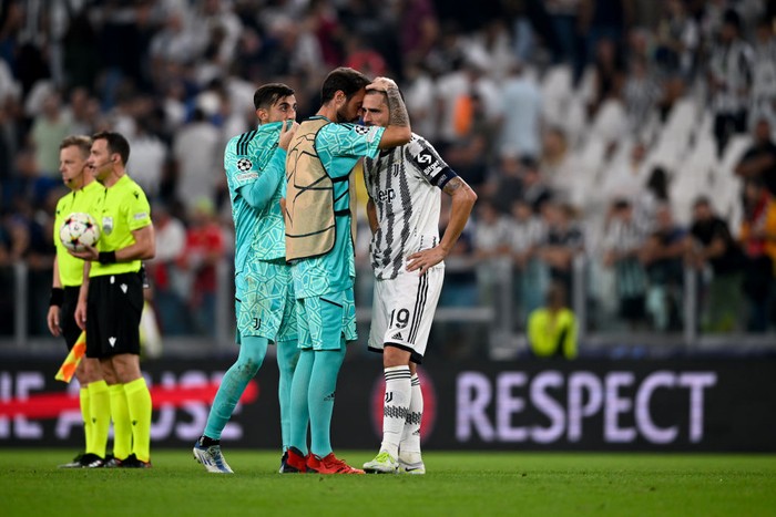 TURIN, ITALY - SEPTEMBER 14: Mattia Perin, Carlo Pinsoglio and Leonardo Bonucci of Juventus disappointed after the UEFA Champions League group H match between Juventus and SL Benfica at Allianz Stadium on September 14, 2022 in Turin, Italy. (Photo by Daniele Badolato - Juventus FC/Juventus FC via Getty Images)