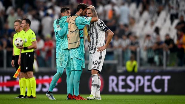 TURIN, ITALY - SEPTEMBER 14: Mattia Perin, Carlo Pinsoglio and Leonardo Bonucci of Juventus disappointed after the UEFA Champions League group H match between Juventus and SL Benfica at Allianz Stadium on September 14, 2022 in Turin, Italy. (Photo by Daniele Badolato - Juventus FC/Juventus FC via Getty Images)