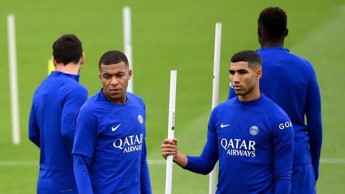 Paris Saint-Germains French forward Kylian Mbappe (L) and Paris Saint-Germains Moroccan defender Achraf Hakimi take part in a training session at the clubs training ground in Saint-Germain-en-Laye on September 13, 2022, on the eve of their UEFA Champions Leage first round group H football match against Maccabi Haifa. (Photo by FRANCK FIFE / AFP) (Photo by FRANCK FIFE/AFP via Getty Images)