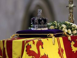 Momen Mahkota Ratu Elizabeth II Diangkat dari Peti Jenazah