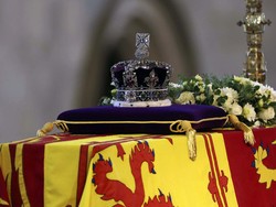 Momen Mahkota Ratu Elizabeth II Diangkat dari Peti Jenazah