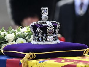 Keistimewaan Mahkota Berlian di Atas Peti Jenazah Ratu Elizabeth II Keistimewaan Mahkota Berlian di Atas Peti Jenazah Ratu Elizabeth II