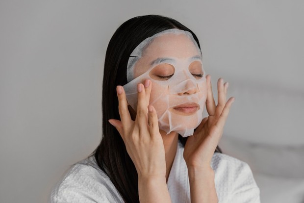 Sleeping mask menjadi salah satu perawatan yang pantang untuk dilewatkan para perempuan Korea.