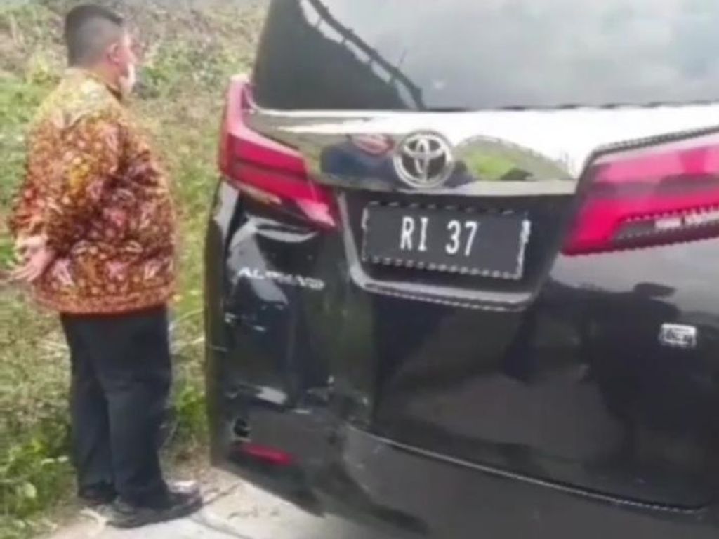 Mobil Rombongan Menteri Pertanian Kecelakaan di Tol Jombang Mobil Rombongan Menteri Pertanian Kecelakaan di Tol Jombang