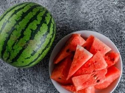 Hanya Mampu Belikan Semangka untuk Anak, Kisah Perjuangan Ayah Ini Bikin Sedih