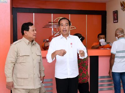 Momen Jokowi Bagi-bagi BLT BBM Didampingi Prabowo
