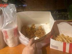Nyesek! Netizen Dapat Ayam KFC Super Mungil, Sebesar Jari Tangan