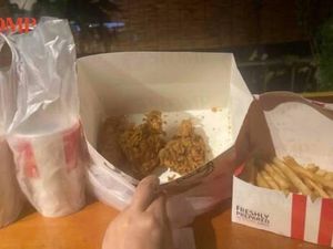 Nyesek! Netizen Dapat Ayam KFC Super Mungil, Sebesar Jari Tangan Nyesek! Netizen Dapat Ayam KFC Super Mungil, Sebesar Jari Tangan