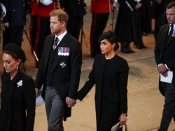 Gesture Pangeran Harry dan Meghan Markle Pesan Kuat Buat Kerajaan Inggris
