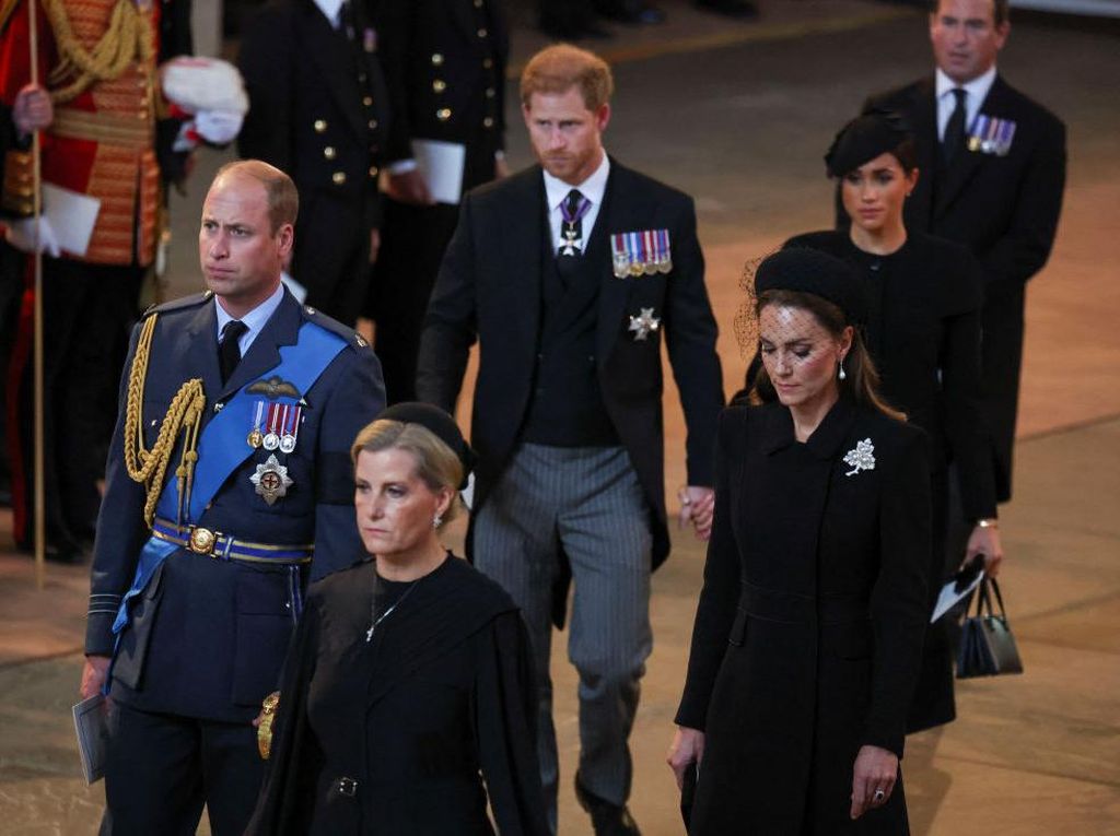 Alasan Pangeran Harry Tak Berseragam Militer di Pemakaman Ratu Elizabeth