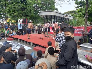 Massa Demo BBM Jogja Gelar Panggung Rakyat di Depan Istana Kepresidenan Massa Demo BBM Jogja Gelar Panggung Rakyat di Depan Istana Kepresidenan