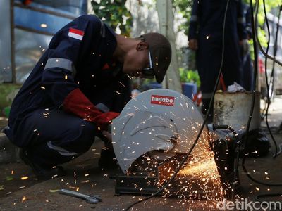 Melihat Warga yang Berlatih Ngelas, Buat Apa?