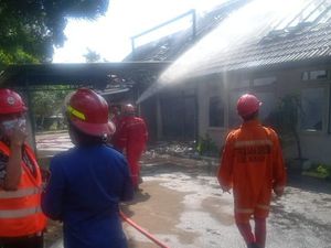 Diduga Korsleting, Wisma Garbera Perumahan Dinas Petrokimia Gresik Terbakar