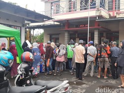 Warga Tasik Antre Berjam-jam Tunggu Dibagi BLT BBM, Ai: Pegal Pak!