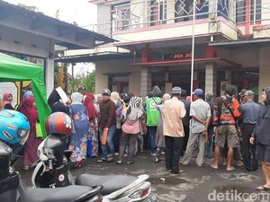 Warga Tasik Antre Berjam-jam Tunggu Dibagi BLT BBM, Ai: Pegal Pak! Warga Tasik Antre Berjam-jam Tunggu Dibagi BLT BBM, Ai: Pegal Pak!