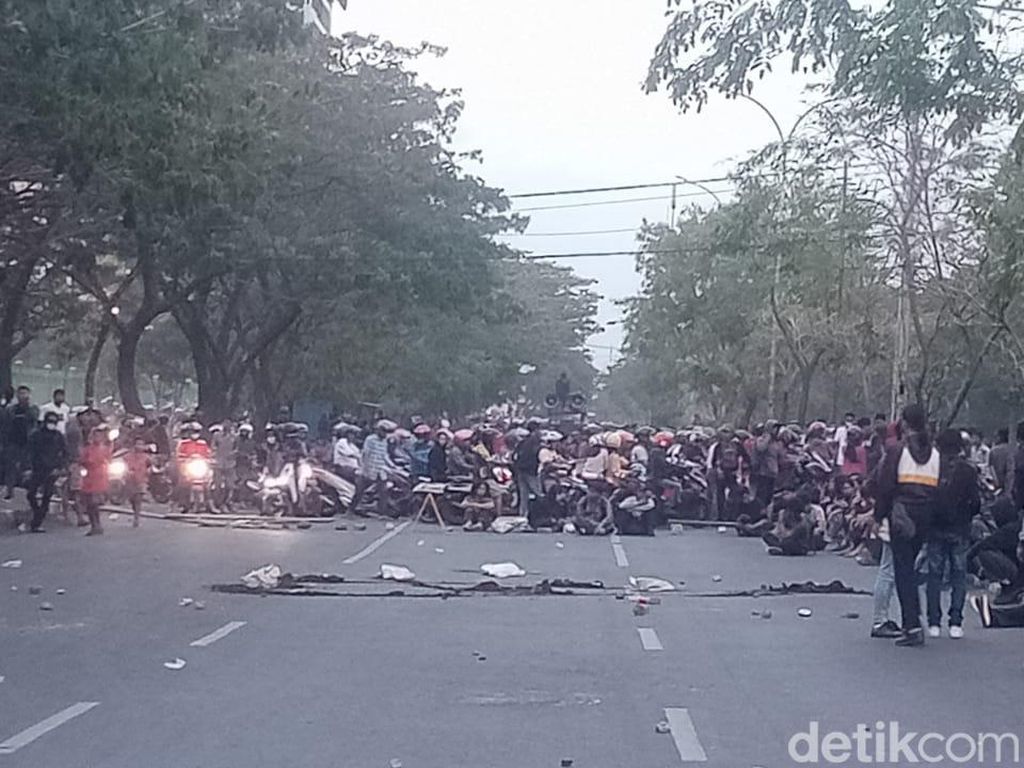 Mahasiswa Makassar Blokade Jalan Urip Sumohardjo, Lalin Lumpuh Total!
