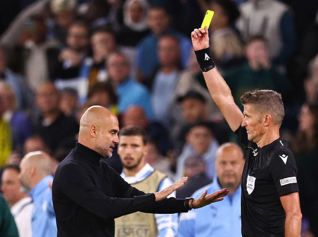 Mencak-mencak lalu Peluk Wasit, Guardiola Kenapa sih? Mencak-mencak lalu Peluk Wasit, Guardiola Kenapa sih?