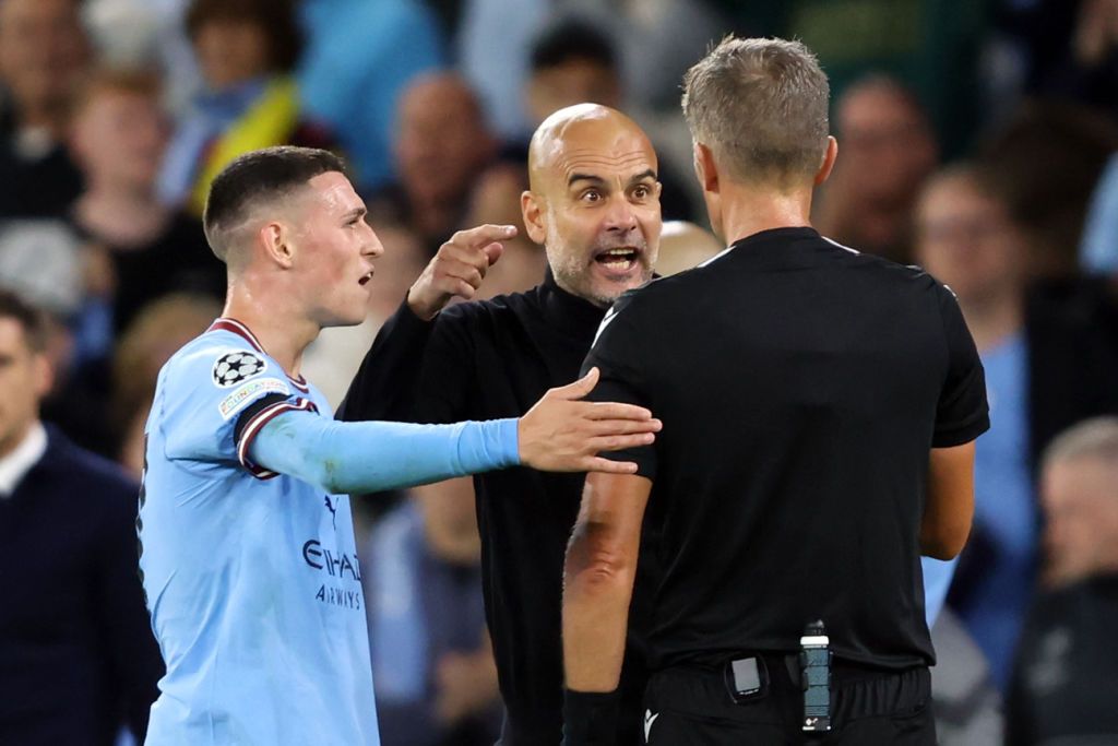 MANCHESTER, ENGLAND - SEPTEMBER 14:  Pep Guardiola manager of Manchester City and Phil Foden confront Referee Daniele Orsato at full time during the UEFA Champions League group G match between Manchester City and Borussia Dortmund at Etihad Stadium on September 14, 2022 in Manchester, United Kingdom. (Photo by Marc Atkins/Getty Images)