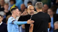 Selepas peluit panjang berbunyi, manajer City, Pep Guardiola hampiri wasit Daniel Orsato. Guardiola tampak protes dengan kepemimpinannya (Getty Images)