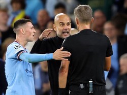 Selepas peluit panjang berbunyi, manajer City, Pep Guardiola hampiri wasit Daniel Orsato. Guardiola tampak protes dengan kepemimpinannya (Getty Images)