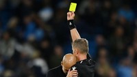 Guardiola langsung memeluk wasit asal Italia itu, seperti tampak khilaf atas kesalahannya. Namun Orsato, tetap memberikan hukuman kartu kuning (Getty Images)