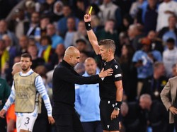 Orsato mengancungkan kartu kuning kepada Guardiola. Guardiola mendekatkan diri (Getty Images)