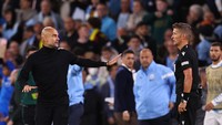 Foto ini ketika momen Guardiola hendak meninggalkan Orsato tapi keluar kata-kata kasar dari mulutnya, f*** off. Sang wasit asal Italia itu lantas mengambil kartu tapi Guardiola tampak langsung menyesali perbuatannya (Getty Images)