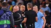 Guardiola tampak begitu geram dan mencak-mencak. Orsato dengan tenang meladeninya (Getty Images)